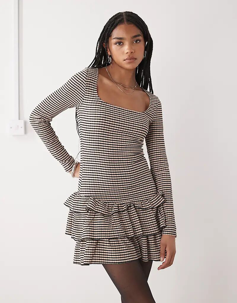 Платье COLLUSION в клетку виши с квадратным вырезом и длинными рукавами коричневого цвета
Платье COLLUSION в клетку виши с квадратным вырезом и длинными рукавами коричневого цвета