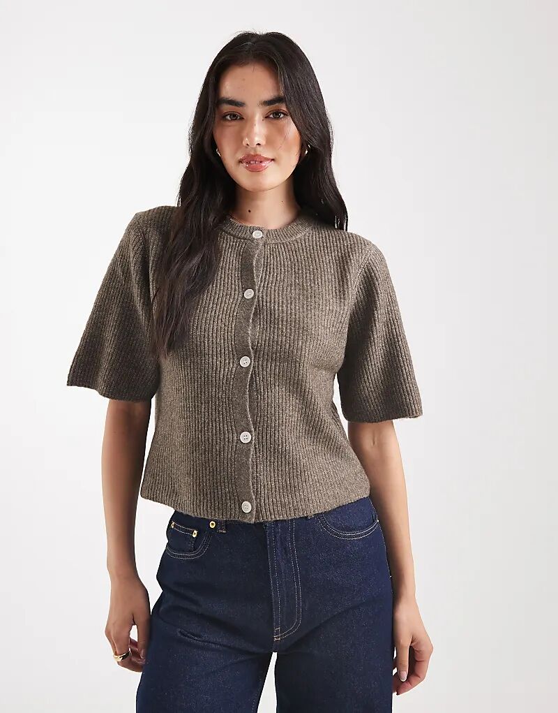 Кардиган Pieces с короткими рукавами свободного кроя из сморчковой пряжи
Кардиган Pieces с короткими рукавами свободного кроя из сморчковой пряжи