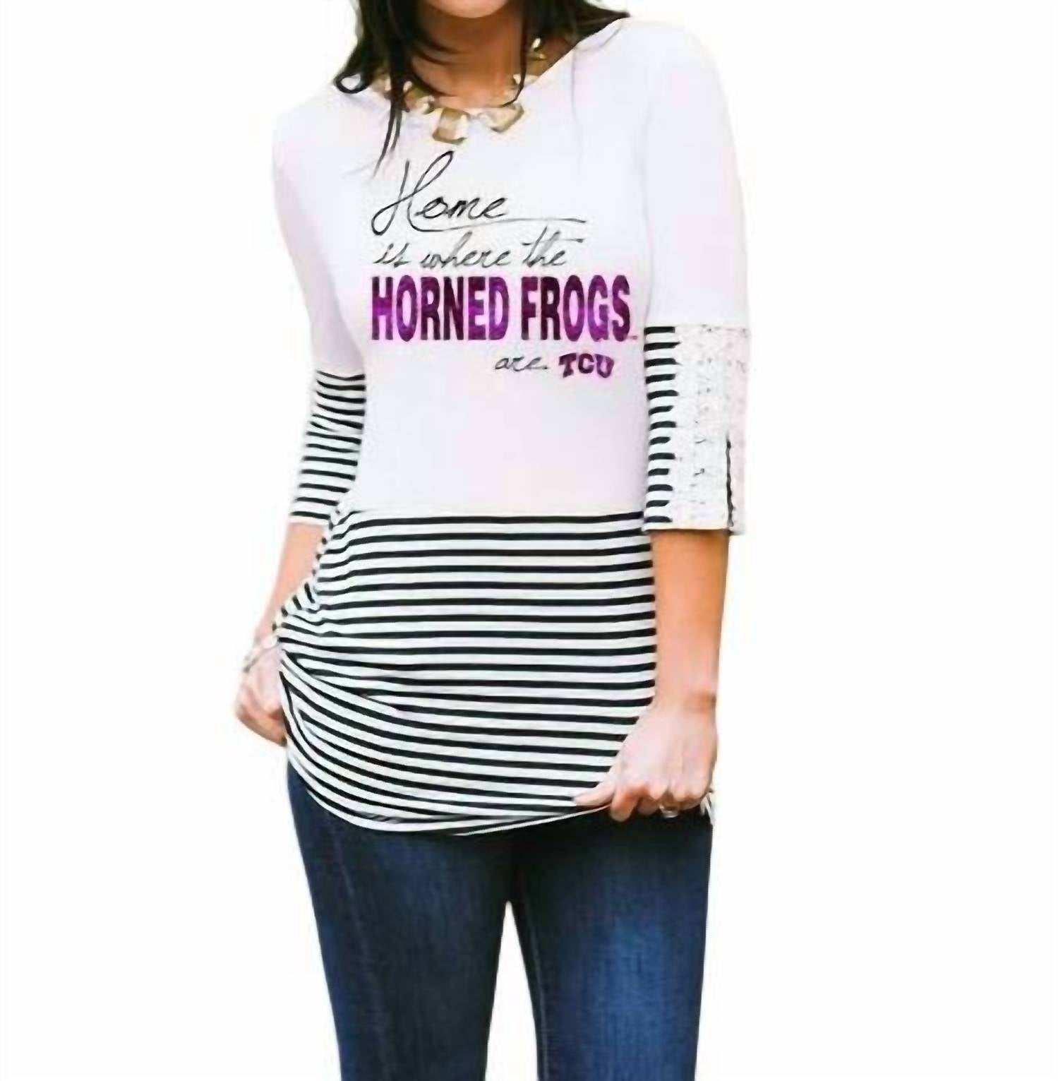 Топ с пуговицами и кружевом TCU в белом цвете Gameday Couture
Топ с пуговицами и кружевом TCU в белом цвете Gameday Couture