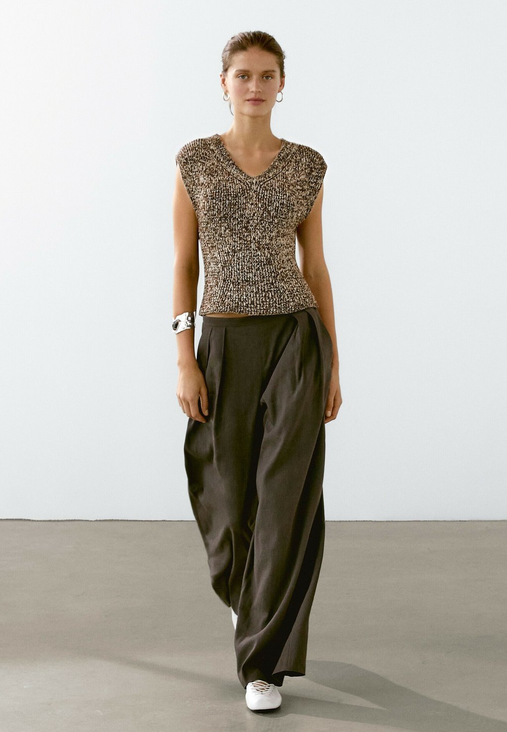 Топ MOULINÉ V-NECK Massimo Dutti, темно-коричневый
Топ MOULINÉ V-NECK Massimo Dutti, темно-коричневый