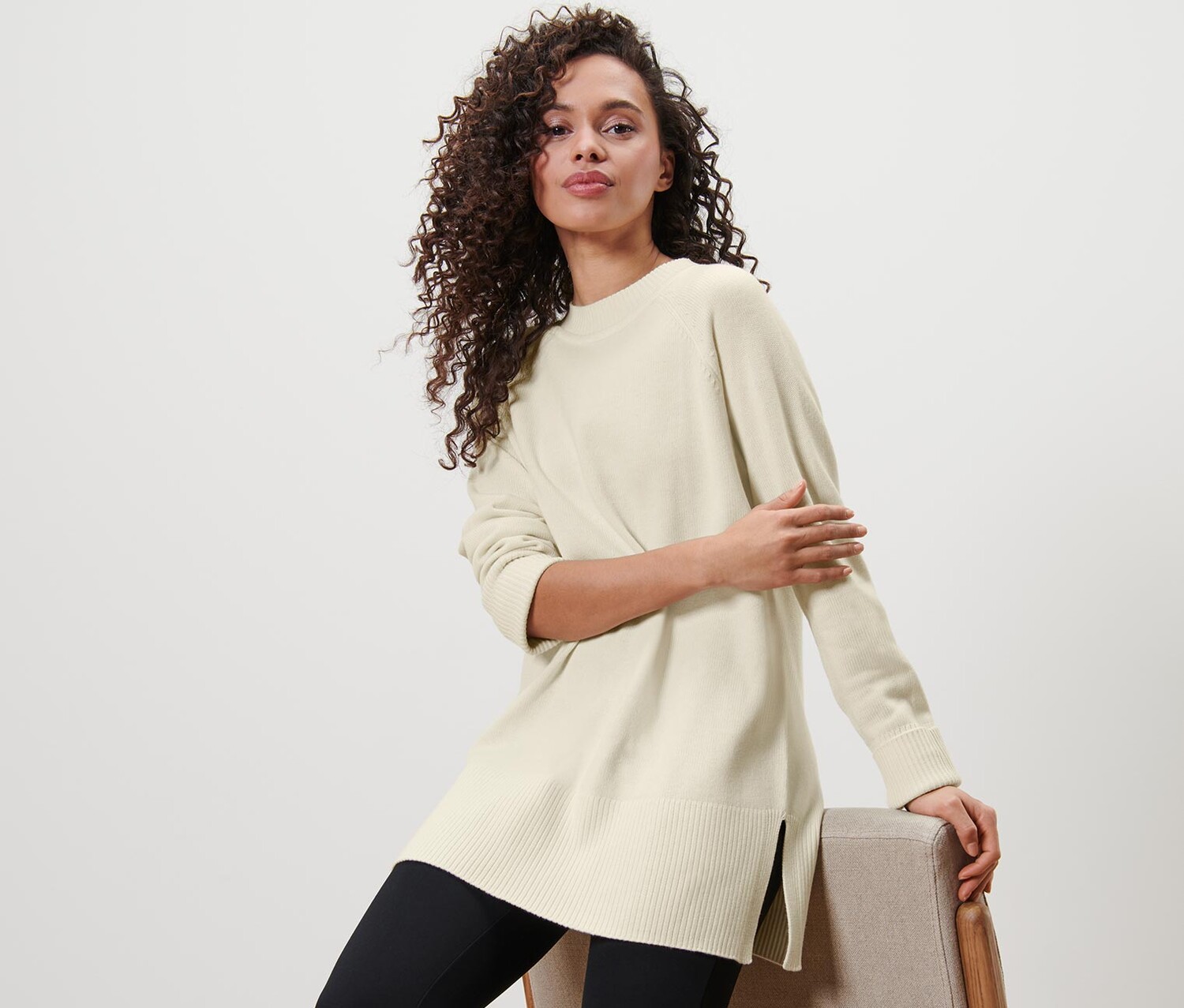 Длинный вязаный свитер Tchibo, кремово-белый 
Длинный вязаный свитер Tchibo, кремово-белый