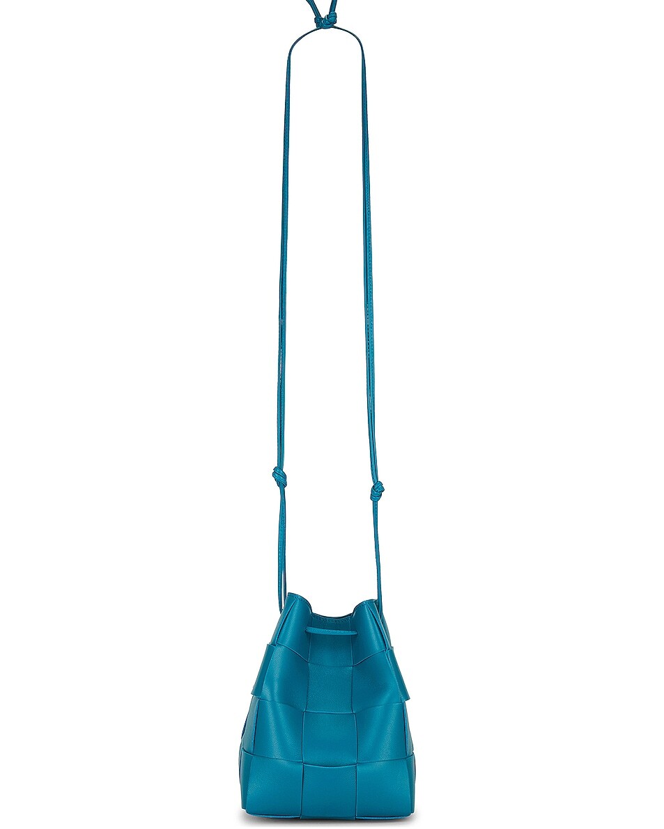 Сумка кросс-боди Bottega Veneta Small Cassette Bucket, цвет Blueprint & Gold, Синий, Сумка кросс-боди Bottega Veneta Small Cassette Bucket, цвет Blueprint & Gold
Сумка кросс-боди Bottega Veneta Small Cassette Bucket, цвет Blueprint & Gold, Синий, Сумка кросс-боди Bottega Veneta Small Cassette Bucket, цвет Blueprint & Gold