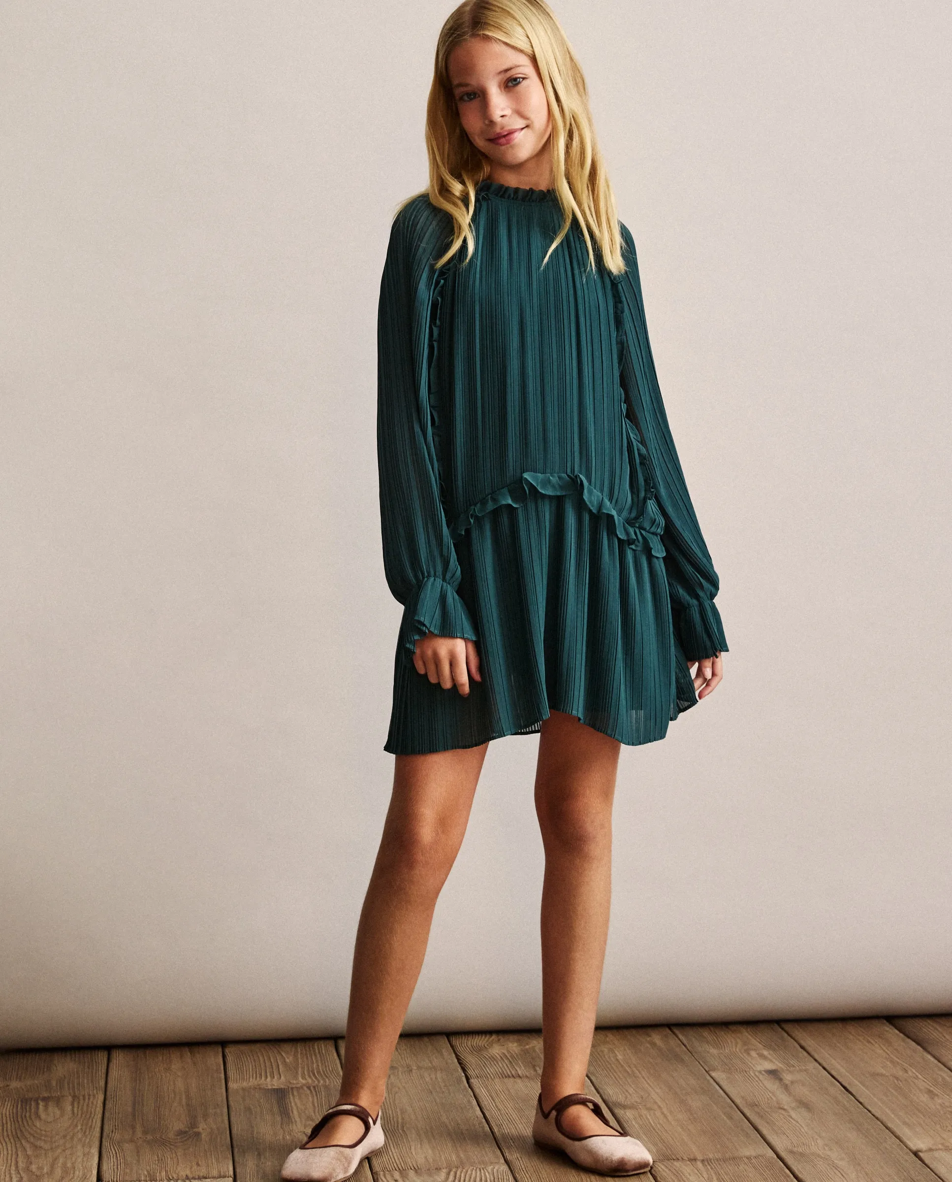 Длинное платье с рукавами из струящейся ткани с рюшами и люрексом для девочки Coconut El Corte Inglés, пастельно-бирюзовый
Длинное платье с рукавами из струящейся ткани с рюшами и люрексом для девочки Coconut El Corte Inglés, пастельно-бирюзовый