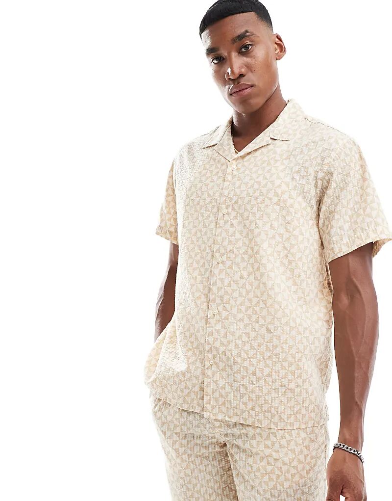 Рубашка бежевого цвета свободного кроя с отложным воротником и геометрическим принтом от Jack & Jones (часть комплекта)
Рубашка бежевого цвета свободного кроя с отложным воротником и геометрическим принтом от Jack & Jones (часть комплекта)