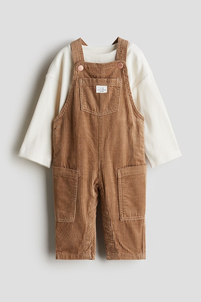 Комплект из двух предметов: рубашка и комбинезон H&M, бежевый 
Комплект из двух предметов: рубашка и комбинезон H&M, бежевый