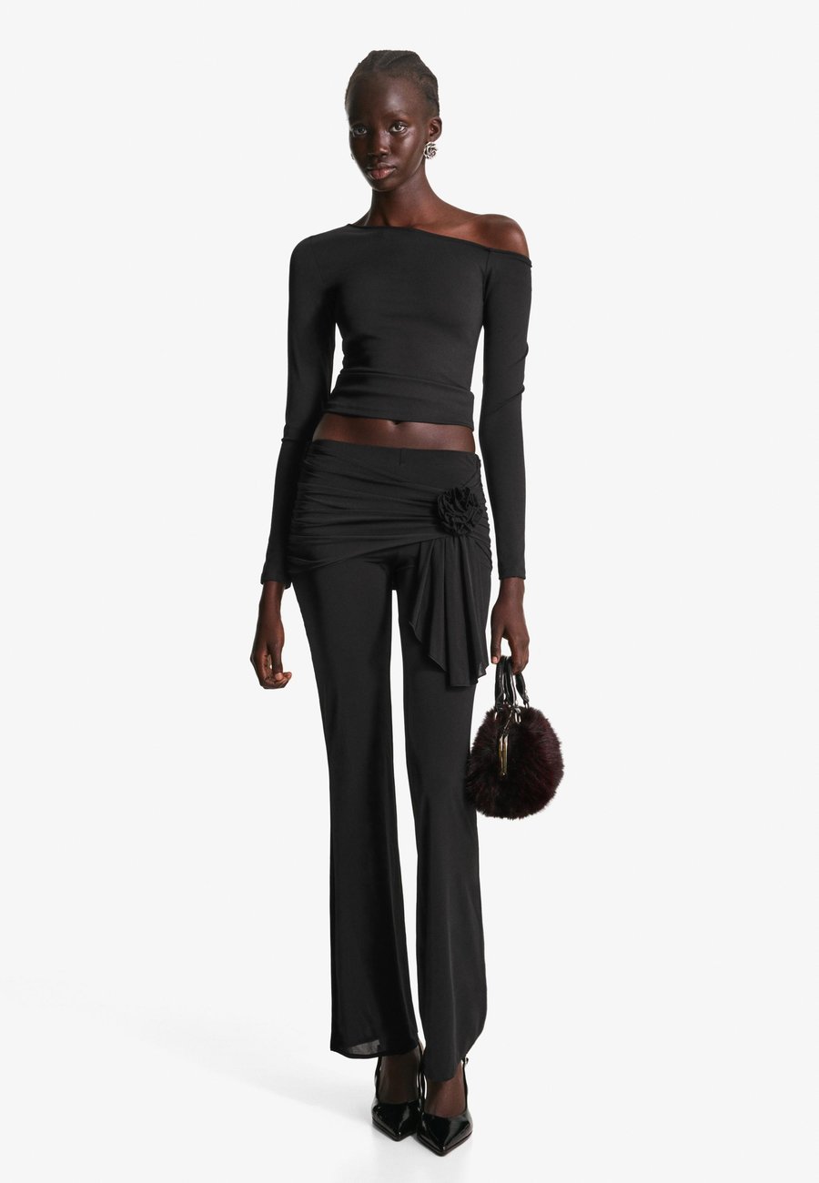 Брюки Bershka PRODUCT NAME IN LOCALE IS EMPTY, Black
Брюки Bershka PRODUCT NAME IN LOCALE IS EMPTY, Black