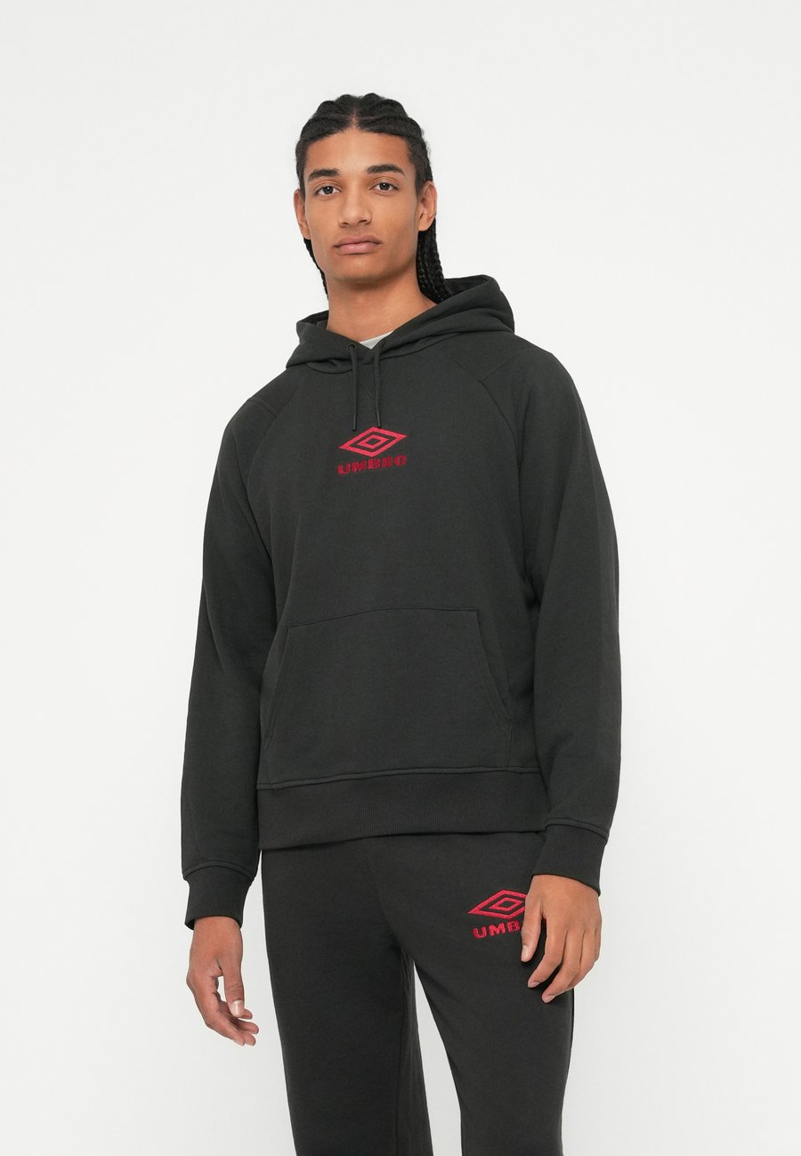 Худи Umbro ICONIC HOODIE, Black/Chili Pepper/Black, Черный, Худи Umbro ICONIC HOODIE, Black/Chili Pepper/Black
Худи Umbro ICONIC HOODIE, Black/Chili Pepper/Black, Черный, Худи Umbro ICONIC HOODIE, Black/Chili Pepper/Black
