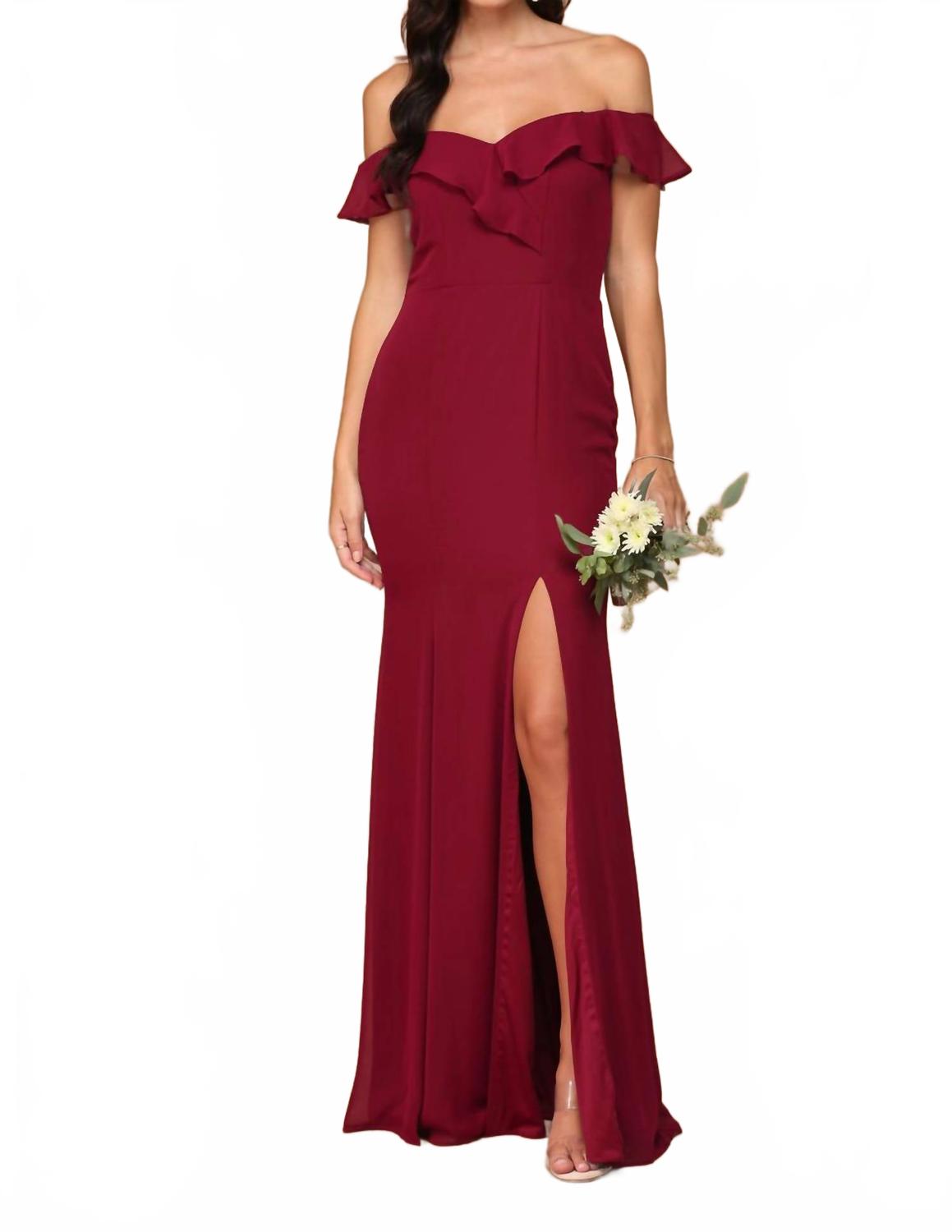 Мадрид Вечернее платье с открытыми плечами и разрезом из шифона в бордовом цвете с рюшами Eva