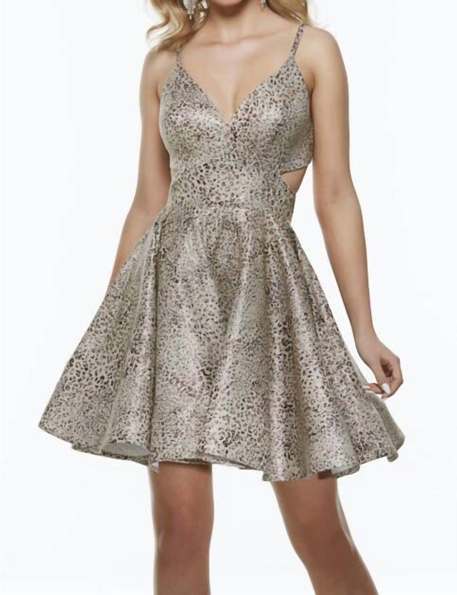 Платье с вырезом в виде животного леопардового узора ALYCE PARIS
Платье с вырезом в виде животного леопардового узора ALYCE PARIS