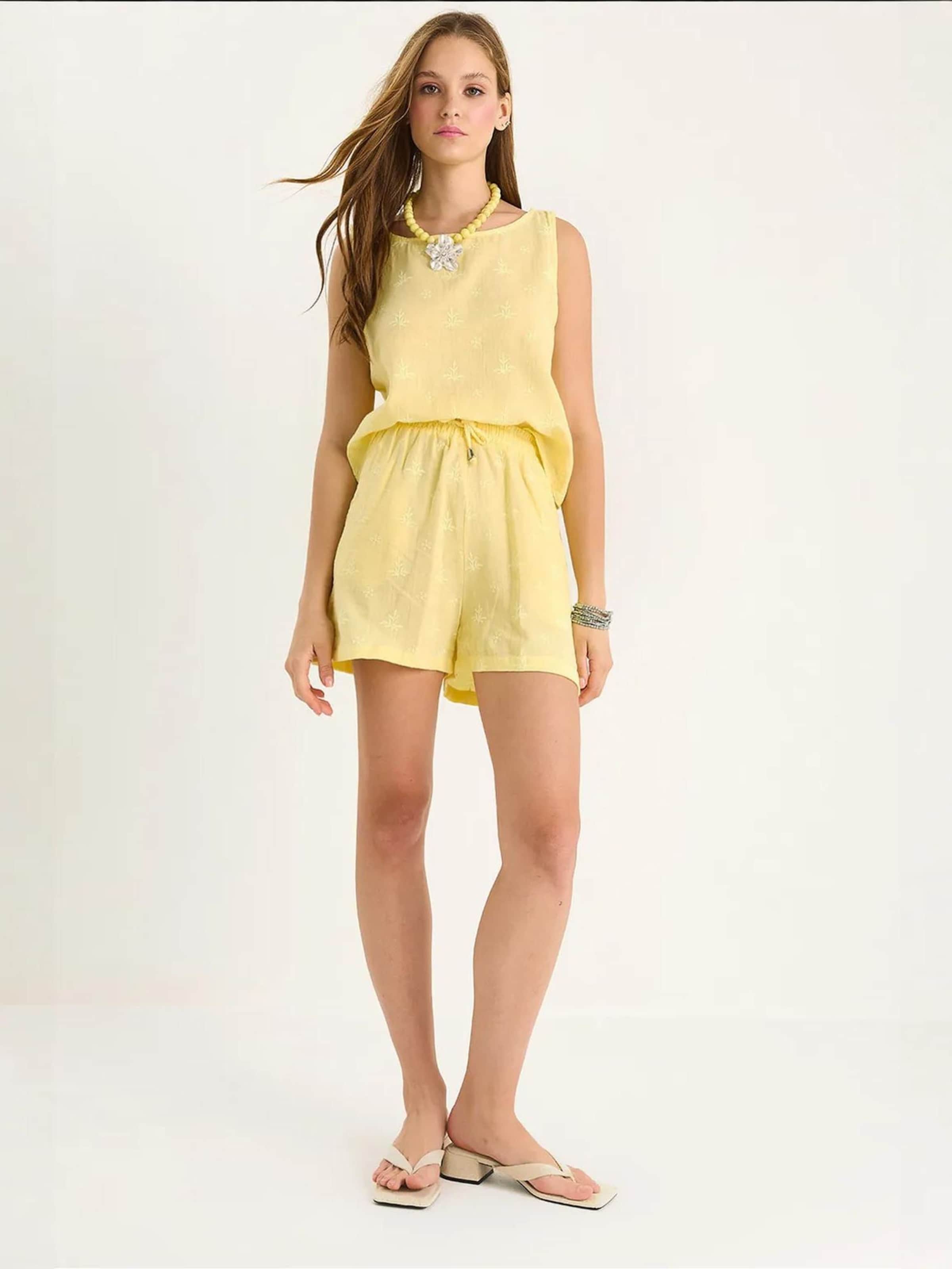 Bianco Lucci Костюм в цвете лимон
Bianco Lucci Костюм в цвете лимон