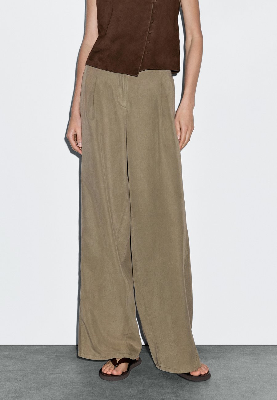 Брюки Massimo Dutti FLOWING BARREL FIT WITH SEAM DETAIL, Green/Khaki
Брюки Massimo Dutti FLOWING BARREL FIT WITH SEAM DETAIL, Green/Khaki