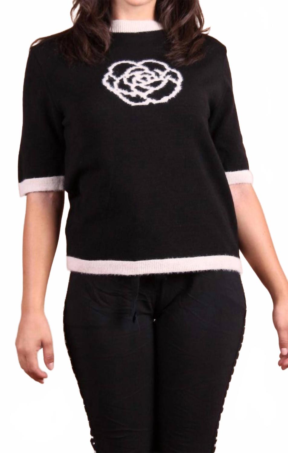 Роза Короткий Рукав Свитер в черном GIGI MODA
Роза Короткий Рукав Свитер в черном GIGI MODA