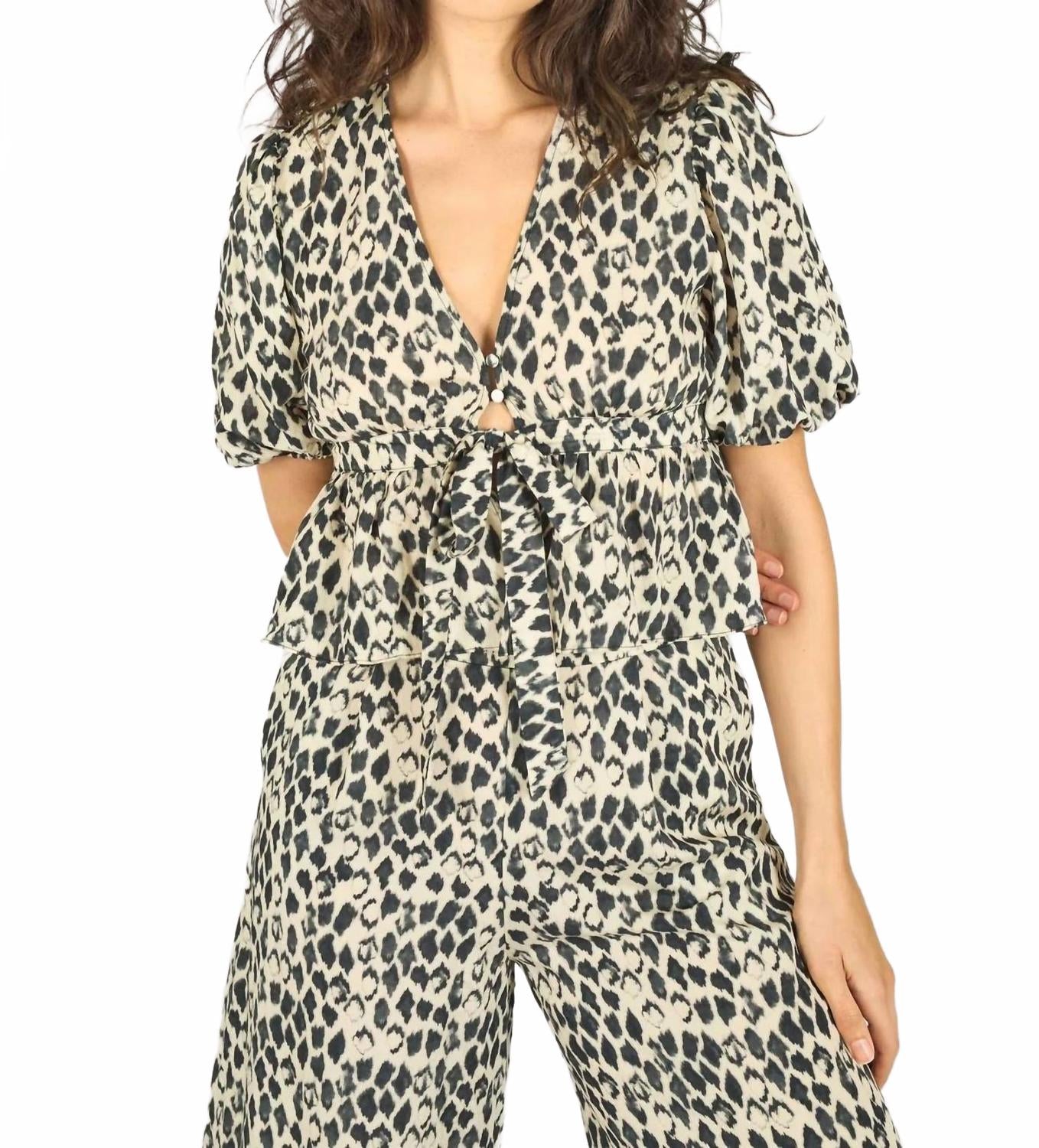 Топ с принтом Марго в черном цвете Traffic People
Топ с принтом Марго в черном цвете Traffic People