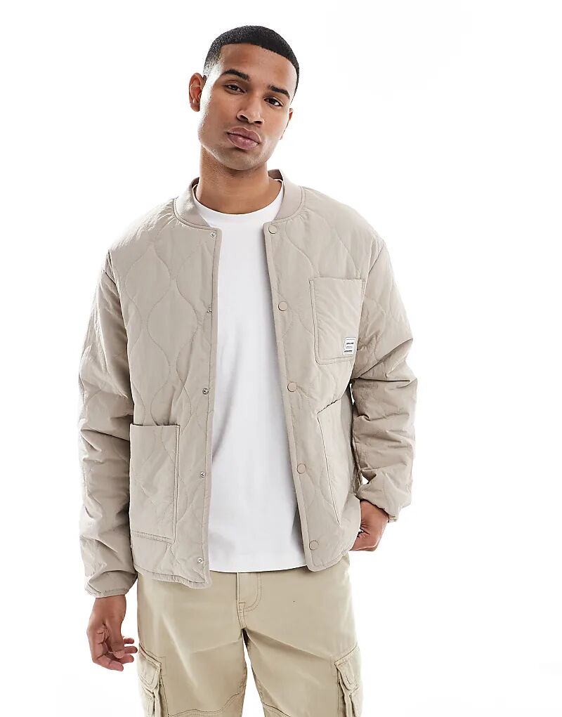 Стеганый бомбер Jack & Jones бежевого цвета
Стеганый бомбер Jack & Jones бежевого цвета