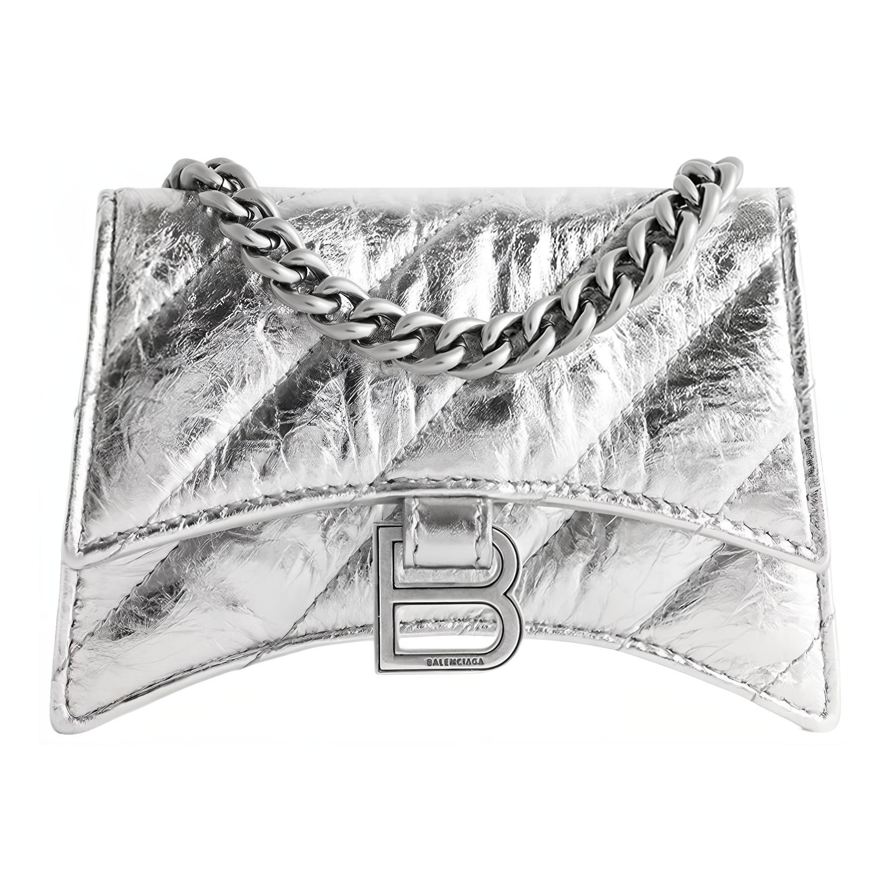 Balenciaga Сумка через плечо из телячьей кожи миниатюрная женская серебристая
Balenciaga Сумка через плечо из телячьей кожи миниатюрная женская серебристая