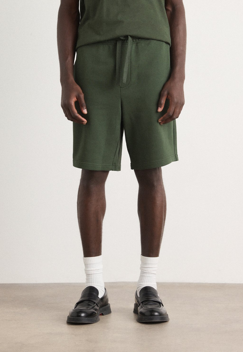 Шорты DAYONO - Tracksuit bottoms HUGO, темно-зеленый
Шорты DAYONO - Tracksuit bottoms HUGO, темно-зеленый