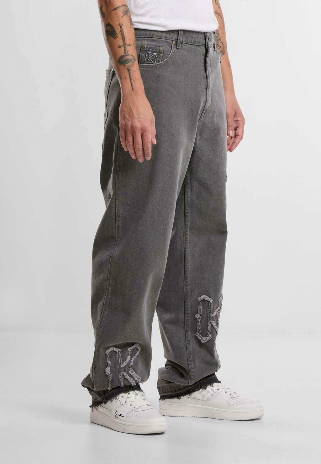 Джинсы свободного кроя Karl Kani, серый
Джинсы свободного кроя Karl Kani, серый