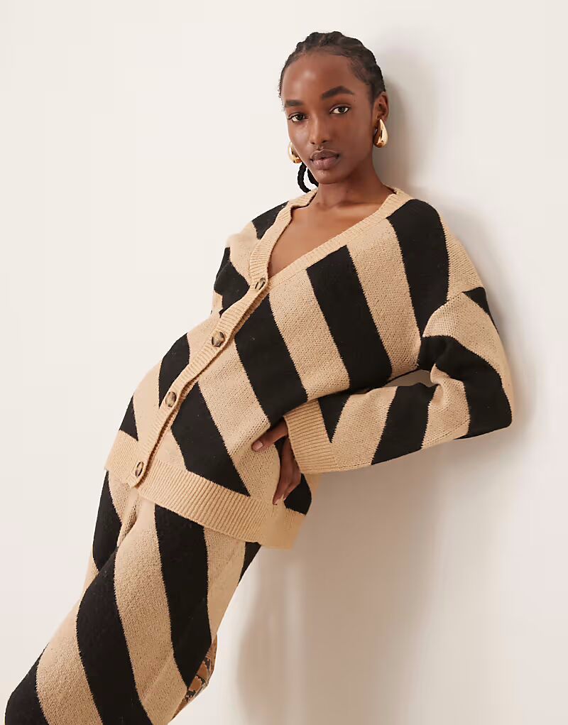Вязаный удлиненный кардиган YAS в яркую верблюжью полоску
Вязаный удлиненный кардиган YAS в яркую верблюжью полоску