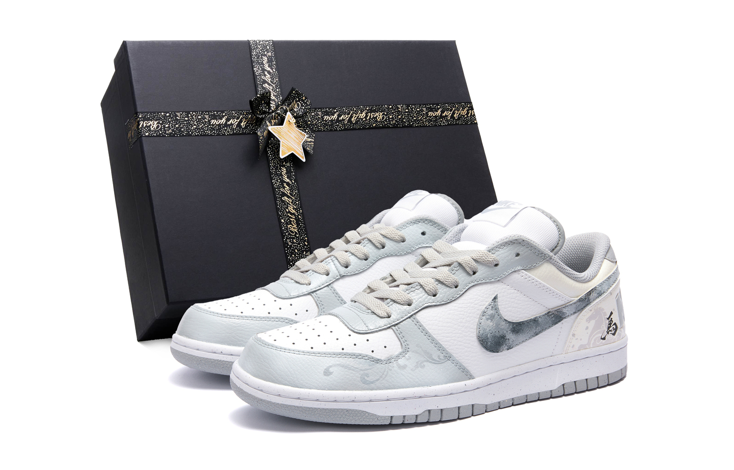 Nike Ограниченная серия Big CNY Horse Year, устойчивые к скольжению и истиранию, низкие скейтерские кроссовки для мужчин, бело-серые
Nike Ограниченная серия Big CNY Horse Year, устойчивые к скольжению и истиранию, низкие скейтерские кроссовки для мужчин, бело-серые