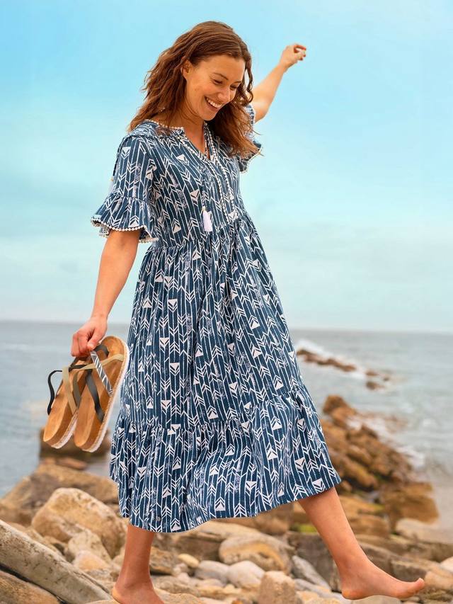 Платье миди со стрелками Brakeburn, темно-синий
Платье миди со стрелками Brakeburn, темно-синий