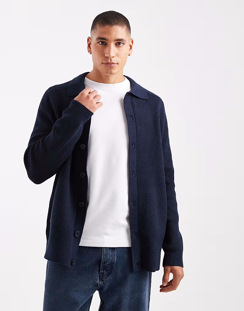 Потертый вязаный кардиган на пуговицах с воротником темно-синего цвета Threadbare
Потертый вязаный кардиган на пуговицах с воротником темно-синего цвета Threadbare