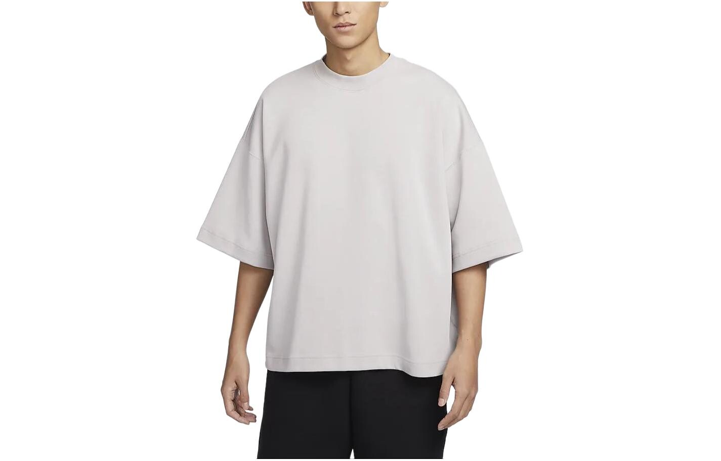 Спортивная техническая флисовая футболка мужская светло-серая минеральная Nike, серый
Спортивная техническая флисовая футболка мужская светло-серая минеральная Nike, серый