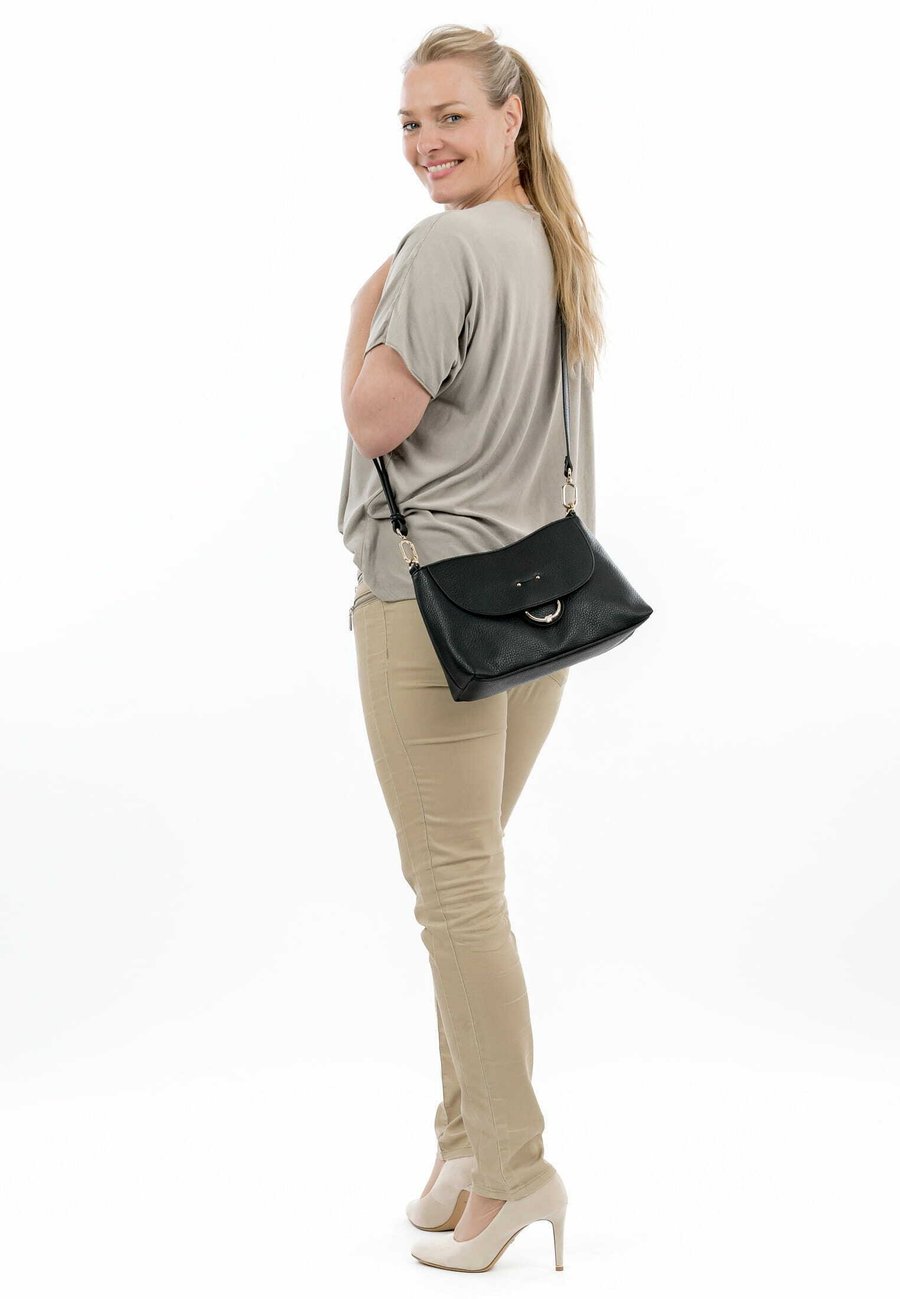 Сумка кросс-боди SURI FREY Cross body bag, Black
Сумка кросс-боди SURI FREY Cross body bag, Black