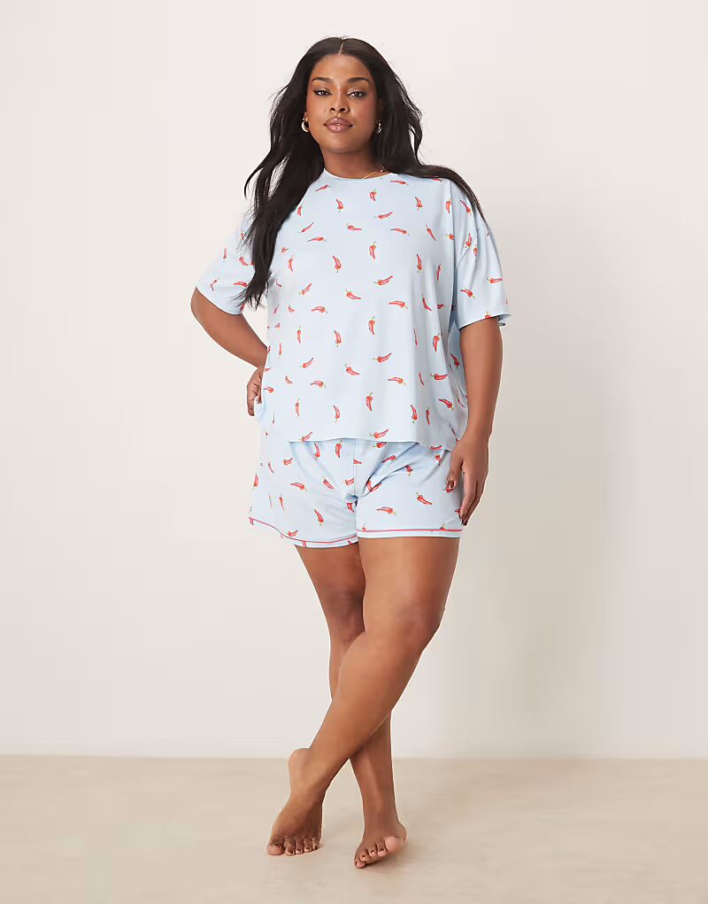 Верх и шорты пижамы свободного кроя Urban Threads Curve с принтом чили
Верх и шорты пижамы свободного кроя Urban Threads Curve с принтом чили