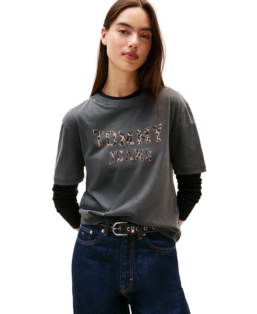 Женская хлопковая футболка в стиле университетской формы с леопардовым принтом и логотипом Tommy Jeans, Black
Женская хлопковая футболка в стиле университетской формы с леопардовым принтом и логотипом Tommy Jeans, Black