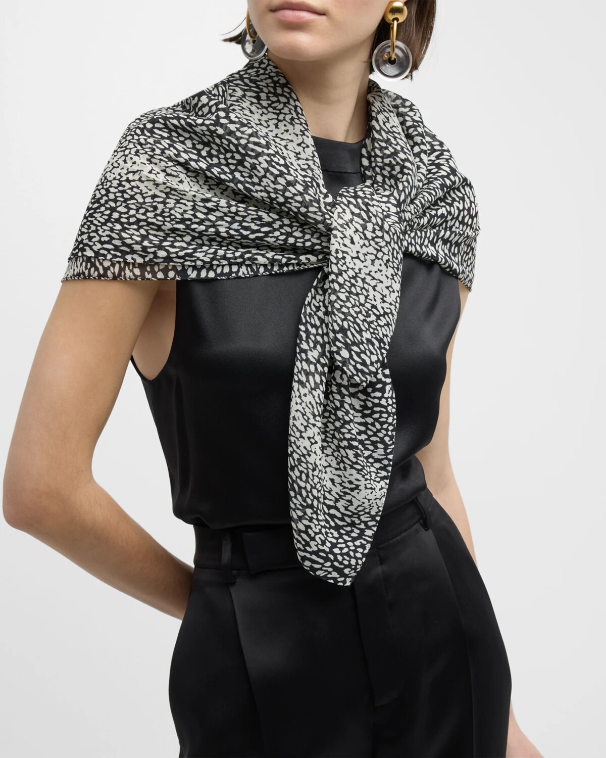 Шелковый шарф Carre с леопардовым принтом Saint Laurent, цвет Black Multicolor
Шелковый шарф Carre с леопардовым принтом Saint Laurent, цвет Black Multicolor