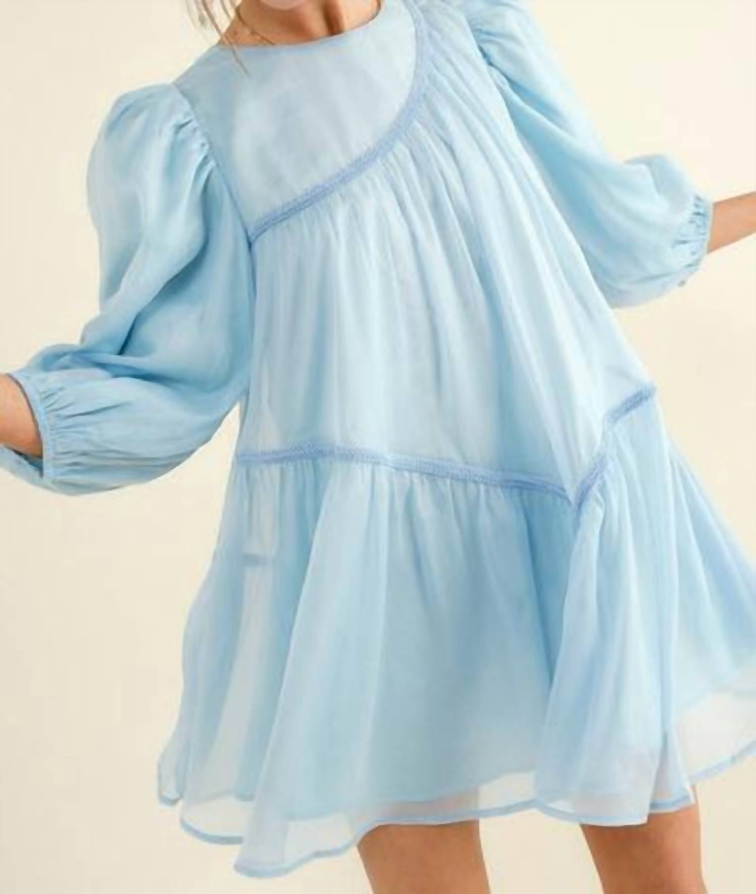 Платье мини Courtney с плетеными рукавами-фонариками в синем цвете Blue B
Платье мини Courtney с плетеными рукавами-фонариками в синем цвете Blue B