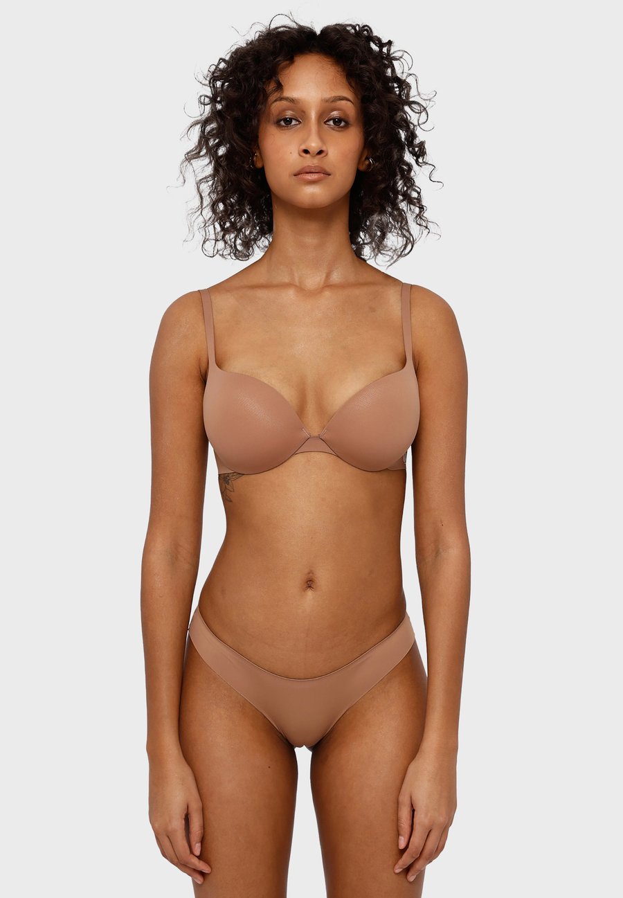 Бюстгальтер God Save Queens ULTIMATE, Cafe Au Lait/Tan
Бюстгальтер God Save Queens ULTIMATE, Cafe Au Lait/Tan