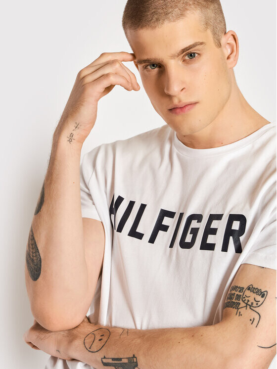 Футболка Tommy Hilfiger из органического хлопка с принтом
Футболка Tommy Hilfiger из органического хлопка с принтом