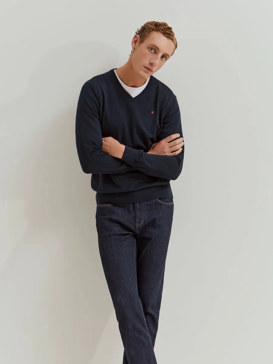 Мужской хлопковый свитер с V-образным вырезом темно-синего цвета Lion of Porches
Мужской хлопковый свитер с V-образным вырезом темно-синего цвета Lion of Porches