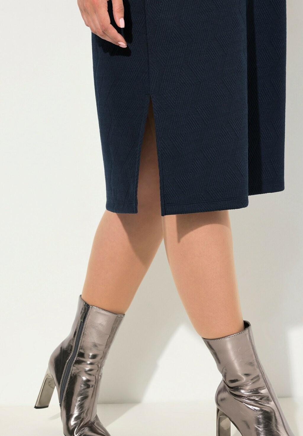 Повседневное платье V-NECK Ulla Popken, темно-синий
Повседневное платье V-NECK Ulla Popken, темно-синий