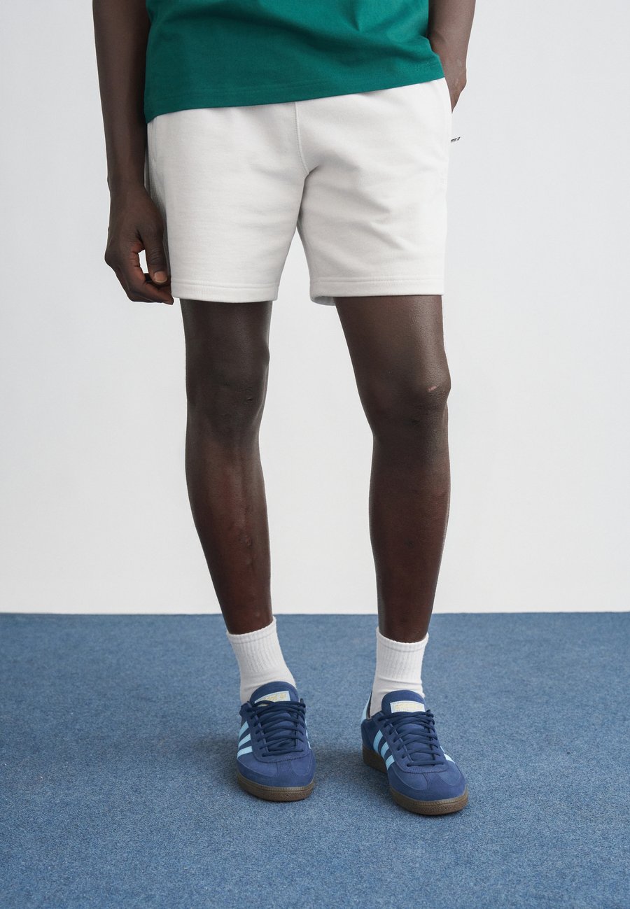 Шорты Adidas Originals P ESS SHO, Chalk Pearl/Off-White
Шорты Adidas Originals P ESS SHO, Chalk Pearl/Off-White