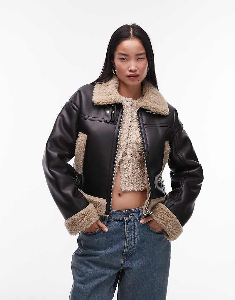 Приталенная куртка-авиатор Topshop из черной искусственной кожи с отделкой из овчины
Приталенная куртка-авиатор Topshop из черной искусственной кожи с отделкой из овчины