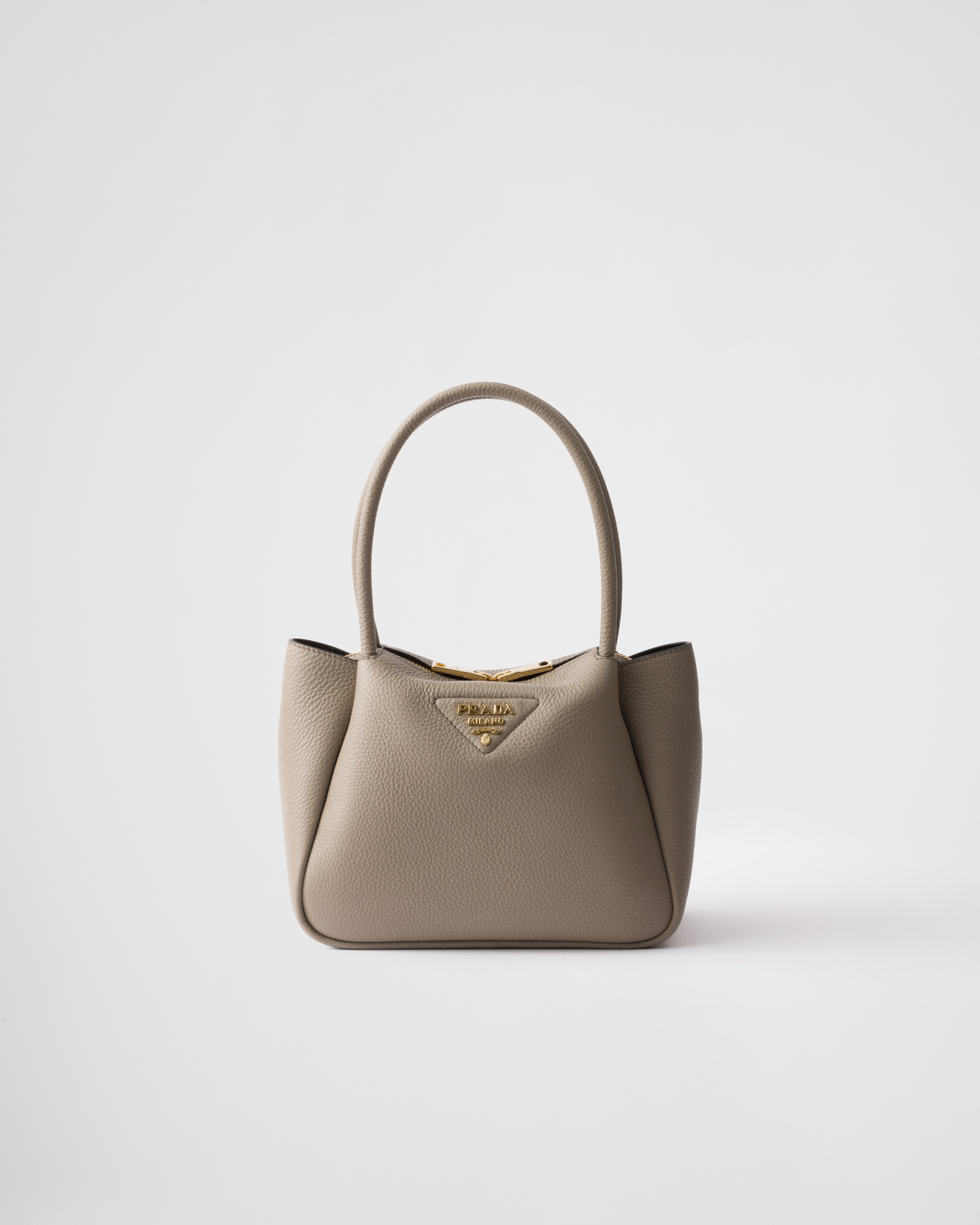 Маленькая кожаная сумка Prada, серый
Маленькая кожаная сумка Prada, серый
