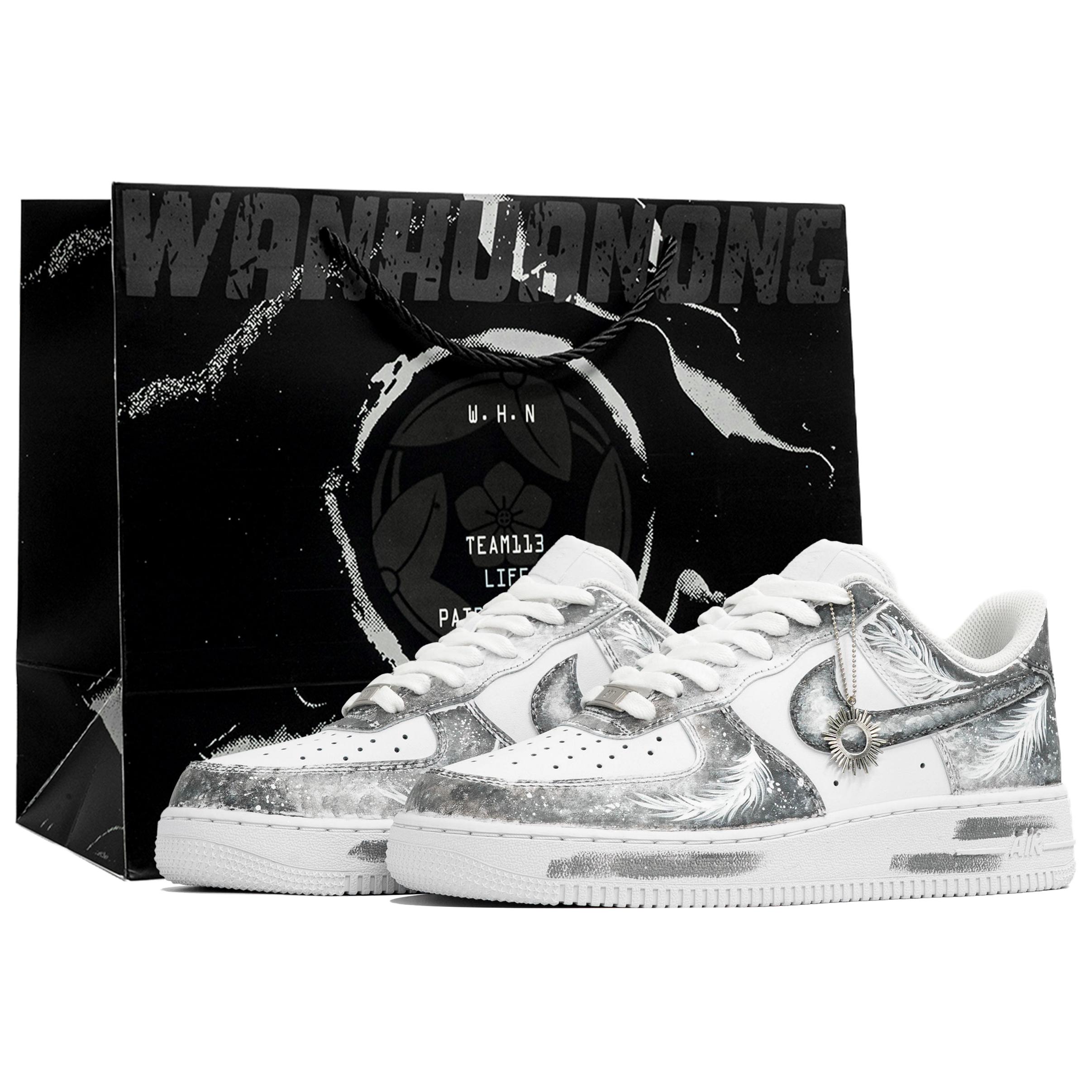 Nike Кроссовки Air Force 1 Kaleidoscope, Light Wing, Shopping Bag Abrasion Resistant Low top Skateboard Shoes Unisex Silver White
Nike Кроссовки Air Force 1 Kaleidoscope, Light Wing, Shopping Bag Abrasion Resistant Low top Skateboard Shoes Unisex Silver White