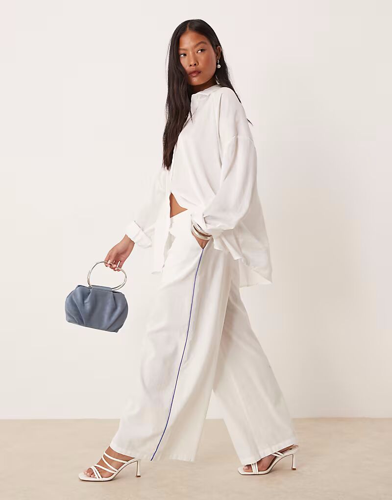 Широкие брюки Nobody's Child Petite Reese белого цвета с синими полосками по бокам
Широкие брюки Nobody's Child Petite Reese белого цвета с синими полосками по бокам