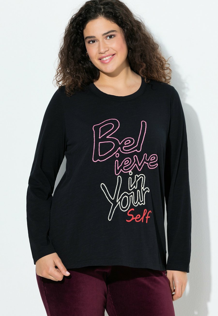 Топ Ulla Popken MOTIVATIONAL GRAPHIC LONG SLEEVE , Black
Топ Ulla Popken MOTIVATIONAL GRAPHIC LONG SLEEVE , Black