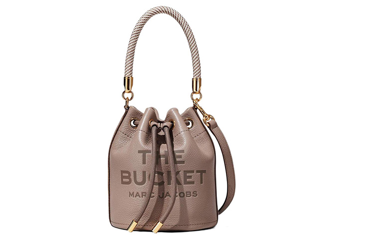 MARC JACOBS Кожаная сумка-ведро через плечо женская коричневая
MARC JACOBS Кожаная сумка-ведро через плечо женская коричневая