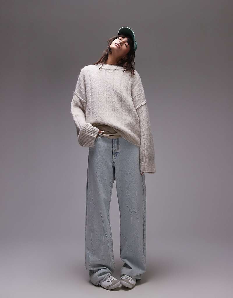 Светло-бежевый оверсайз-свитер с круглым вырезом в вертикальную полоску Topshop
Светло-бежевый оверсайз-свитер с круглым вырезом в вертикальную полоску Topshop