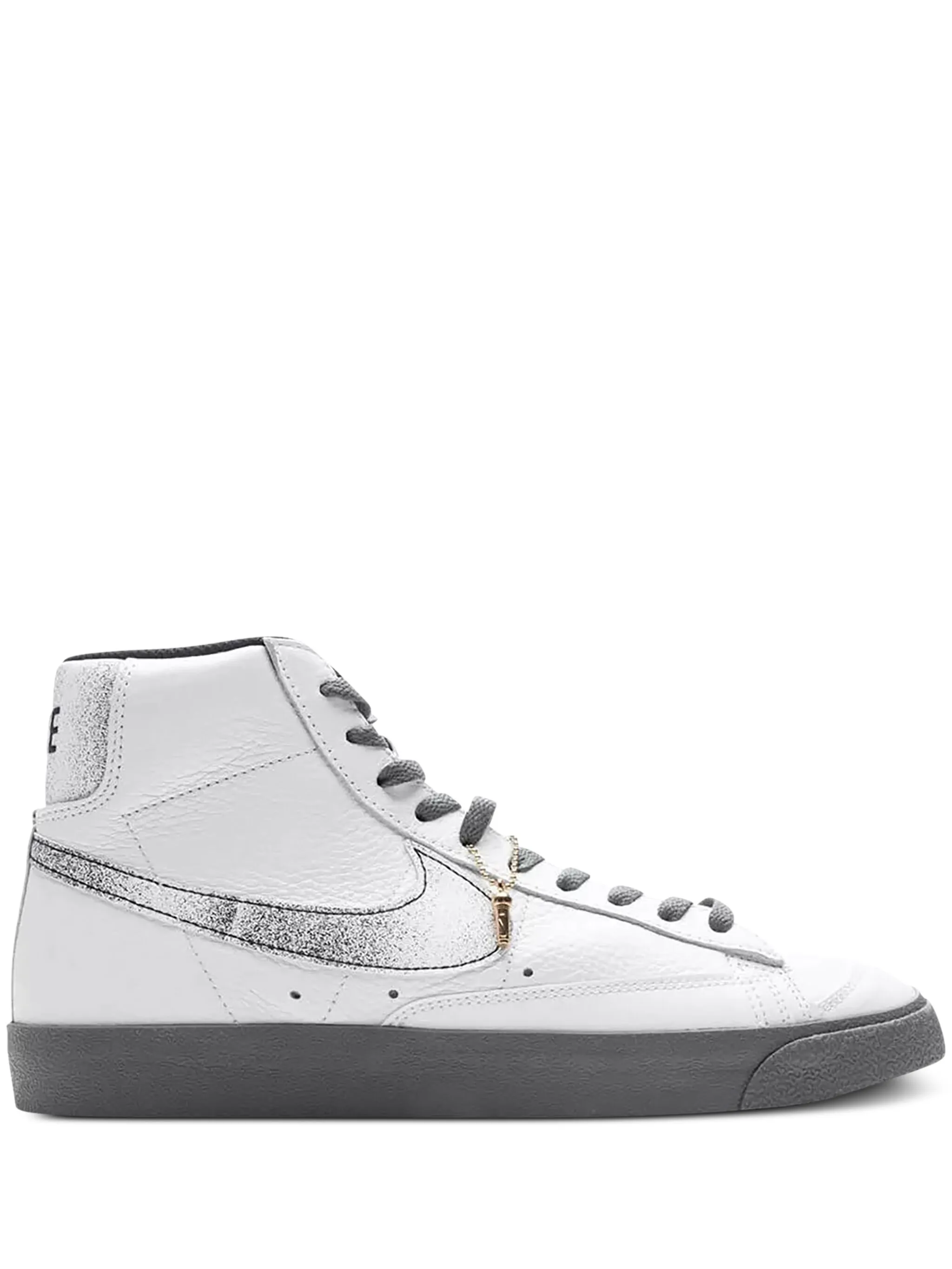 Кеды Blazer Mid 77 50 Years of Hip-Hop Nike, белый
Кеды Blazer Mid 77 50 Years of Hip-Hop Nike, белый
