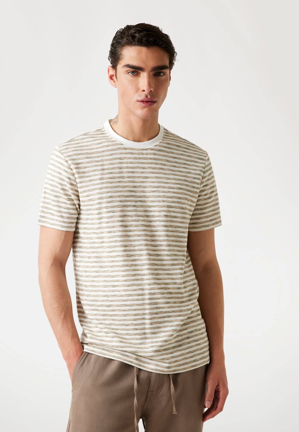 Футболка с принтом GESTREIFTES Guess, бежевый
Футболка с принтом GESTREIFTES Guess, бежевый