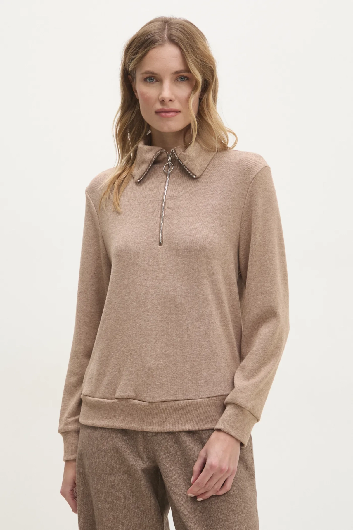 Свитер Answear Lab, бежевый
Свитер Answear Lab, бежевый