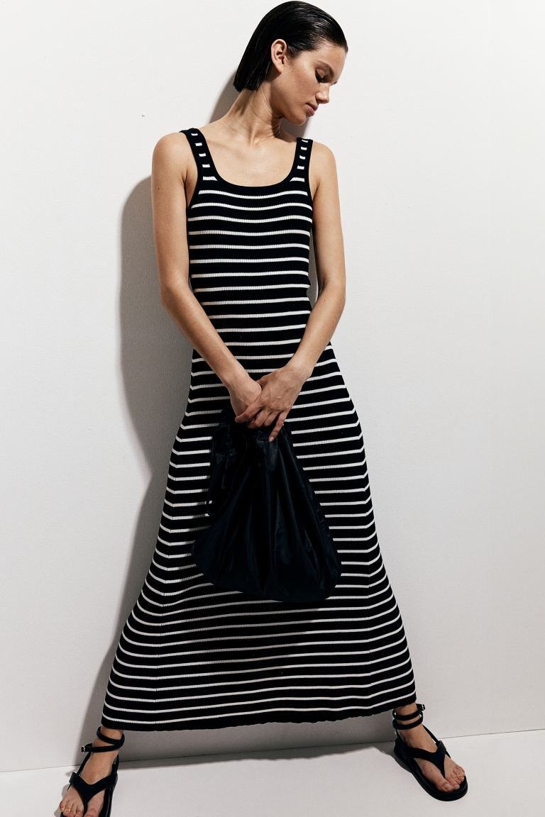 Расклешенное платье из рубчатого трикотажа H&M, черный
Расклешенное платье из рубчатого трикотажа H&M, черный