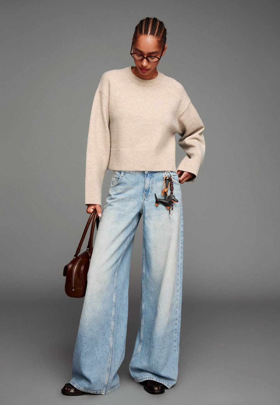 Джемпер Bershka WITH HEM, Sand
Джемпер Bershka WITH HEM, Sand