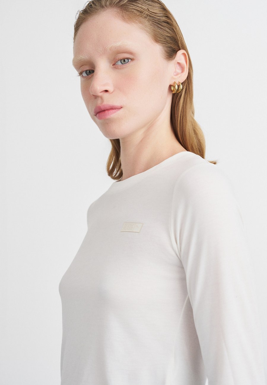 Топ Puma PUMA X ROSÉ SLIM LONGSLEEVE TEE, Warm White/Off-White
Топ Puma PUMA X ROSÉ SLIM LONGSLEEVE TEE, Warm White/Off-White