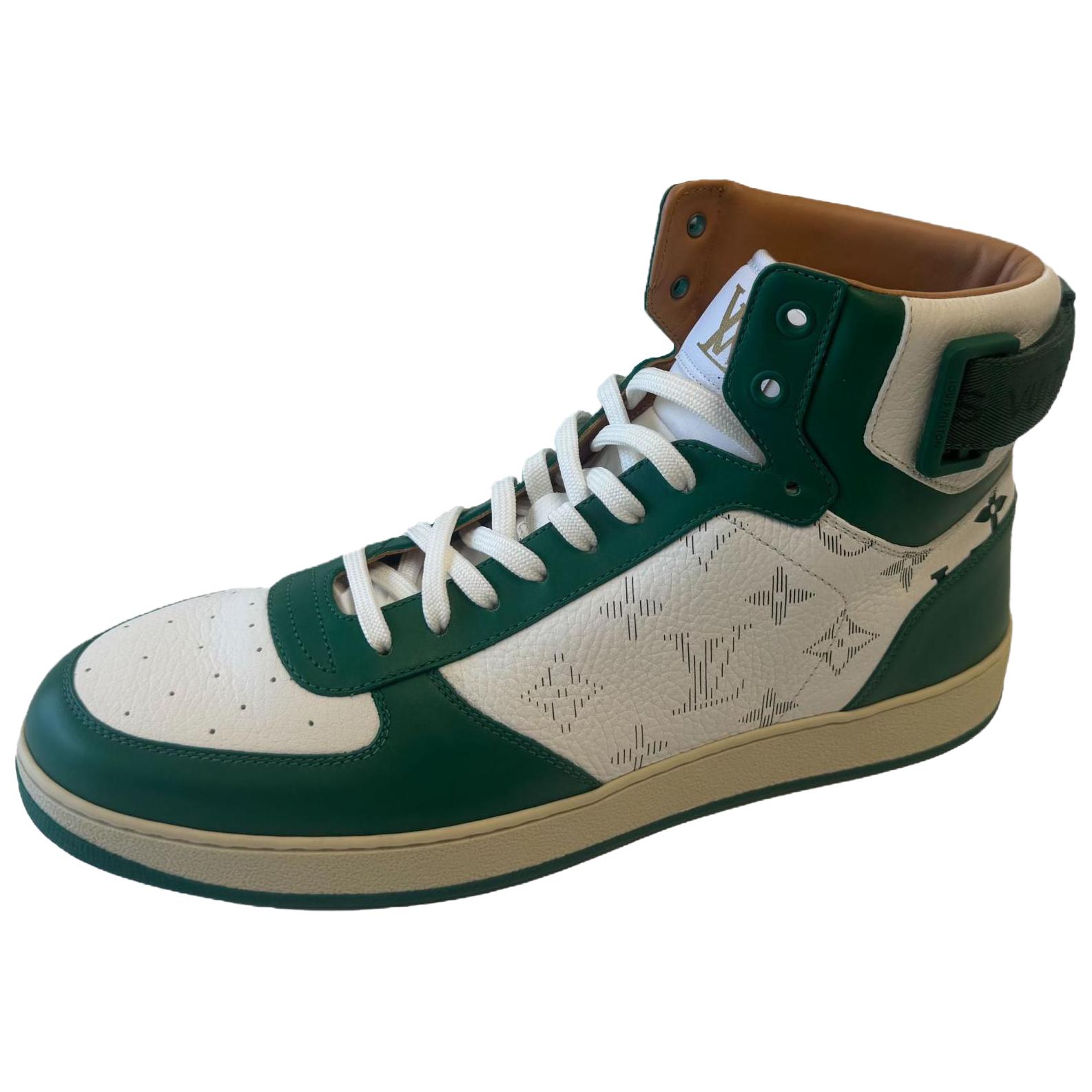 LOUIS VUITTON Высокие мужские кроссовки зеленого цвета
LOUIS VUITTON Высокие мужские кроссовки зеленого цвета